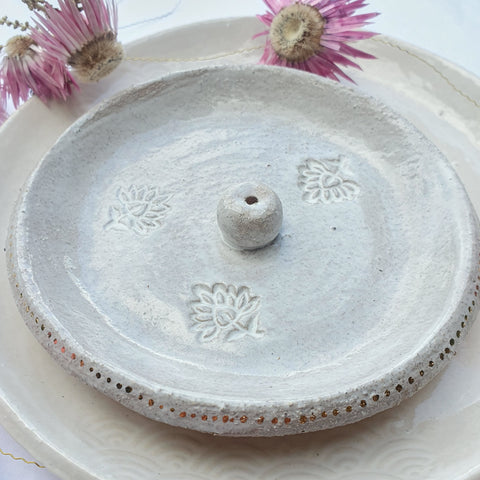Small incense holder - White glaze with three lotus flowers